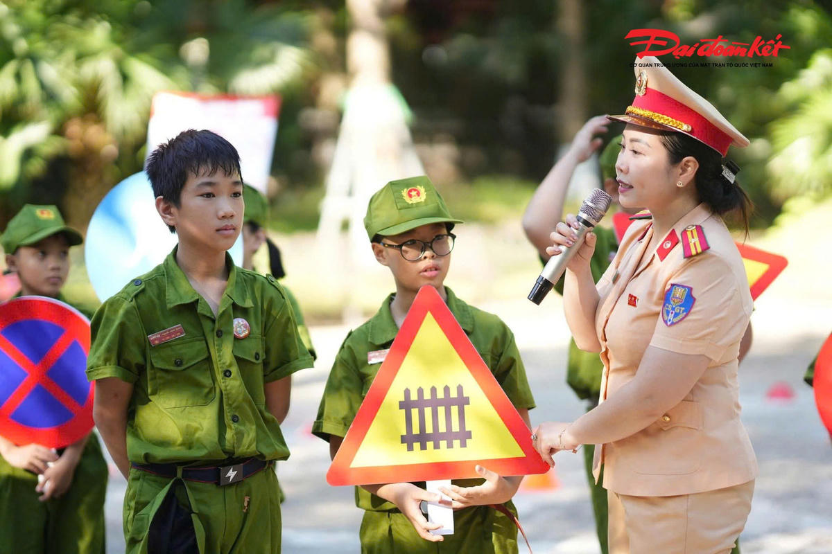 CSGT hướng dẫn cho các em học sinh hiểu về các biển báo giao thông.