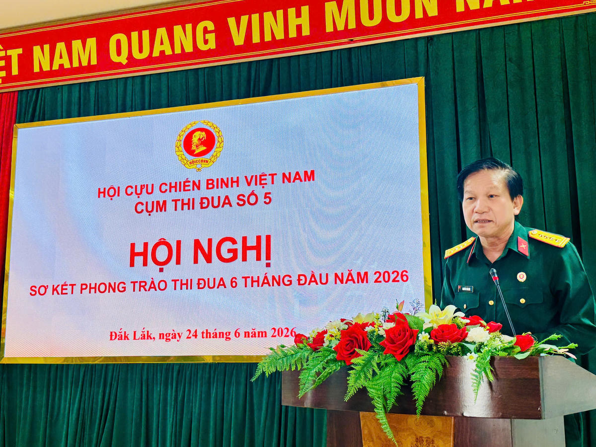 Đại tá Nguyễn Tấn Lâm, Ủy viên Ban Chấp hành Trung ương Hội CCB Việt Nam, Chủ tịch Hội CCB tỉnh Quảng Ngãi, Cụm trưởng Cụm thi đua số 5 phát biểu khai mạc. Ảnh: Thanh Nga.