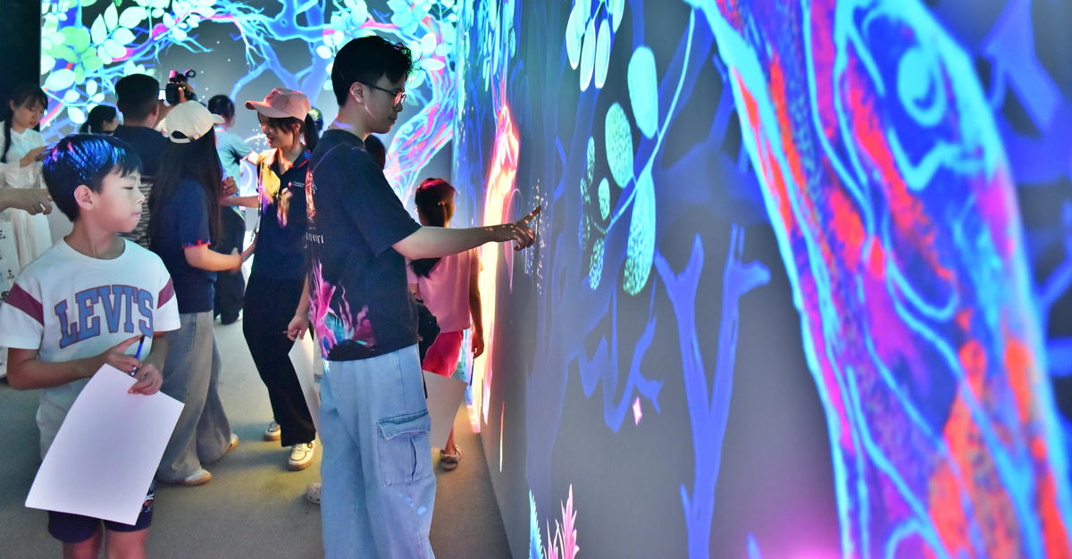 Khách tham quan không chỉ chiêm ngưỡng mà còn trực tiếp tương tác với các họa tiết được tái hiện sinh động bằng công nghệ 3D mapping, khơi dậy niềm tự hào về di sản văn hóa dân tộc.