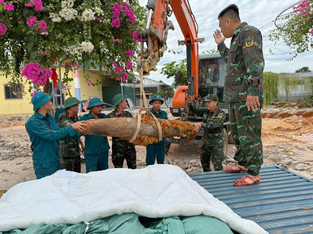 Lực lượng chức năng di chuyển quả bom đến địa điểm để huỷ nổ.