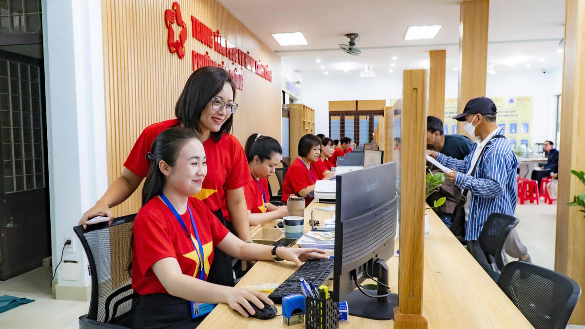 Các chỉ số kinh tế - xã hội, tình hình đô thị, dịch vụ công, tiến độ nhiệm vụ và các thông tin quản lý được cập nhật theo thời gian thực thông qua biểu đồ, báo cáo trực quan và bản đồ số đa lớp. Ảnh: Nguyễn Tú.