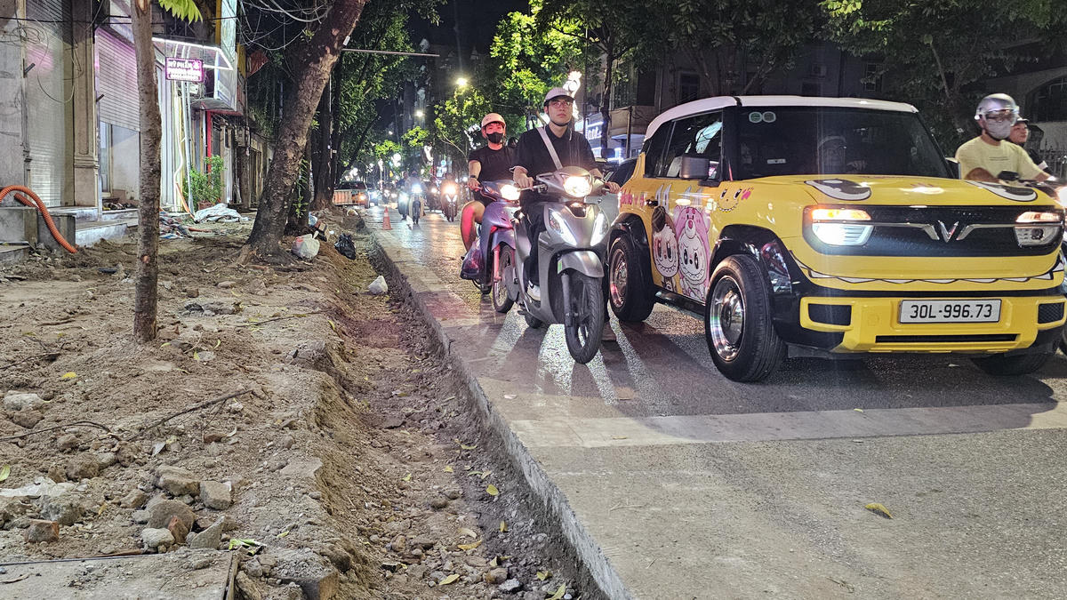Đơn vị thi công trên phố Tô Hiệu đào rãnh sâu nhưng không có biện pháp cảnh báo, che chắn. Ảnh: Đạt Lê