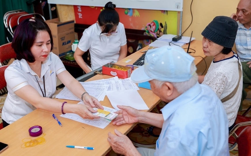 Nhiều địa phương cùng có kiến nghị giảm độ tuổi nhận trợ cấp hưu trí xuống 70 tuổi. Ảnh: Ngọc Yến.