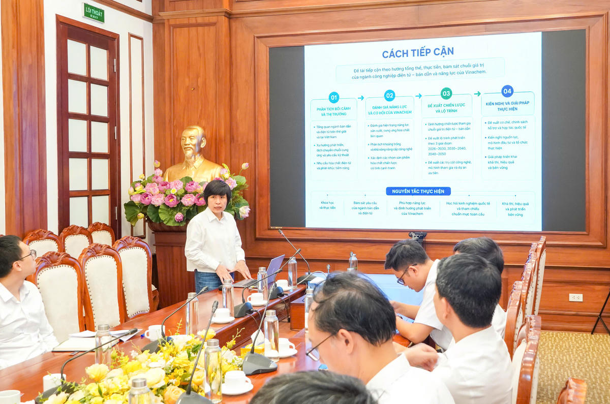 GS.TS. Vũ Thị Thu Hà - Phó Viện Trưởng Viện Hóa học Công nghiệp Việt Nam phát biểu tại hội nghị