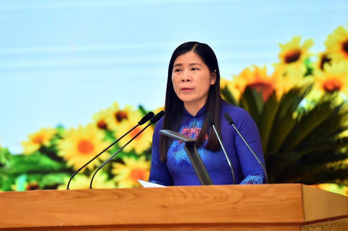 Bà Lê Thị Thanh Trà, Ủy viên BCH Đảng bộ tỉnh, Phó Chủ tịch HĐND tỉnh Tuyên Quang phát biểu tại kỳ họp.