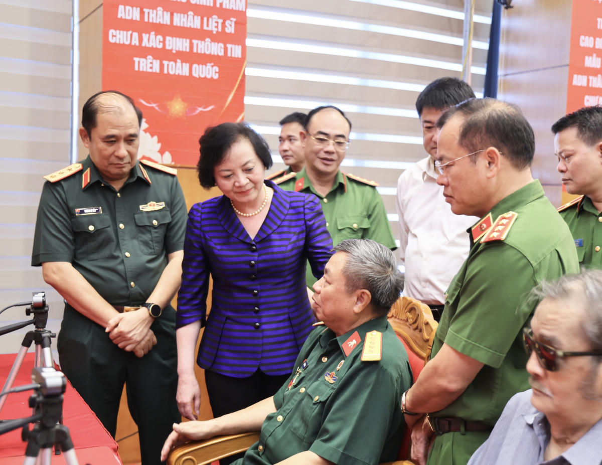 Phó Thủ tướng Phạm Thị Thanh Trà động viên, hỏi thăm thân nhân liệt sĩ - Ảnh: Thu Giang