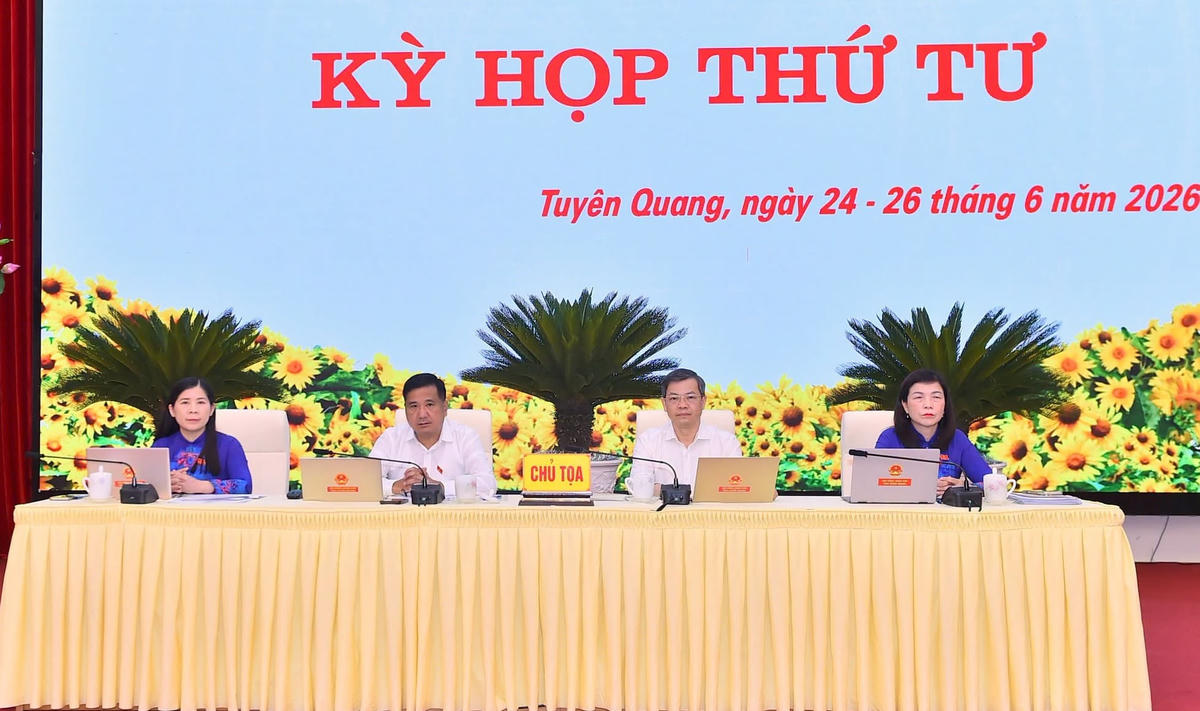 Lãnh đạo HĐND tỉnh Tuyên Quang chủ trì phiên họp.