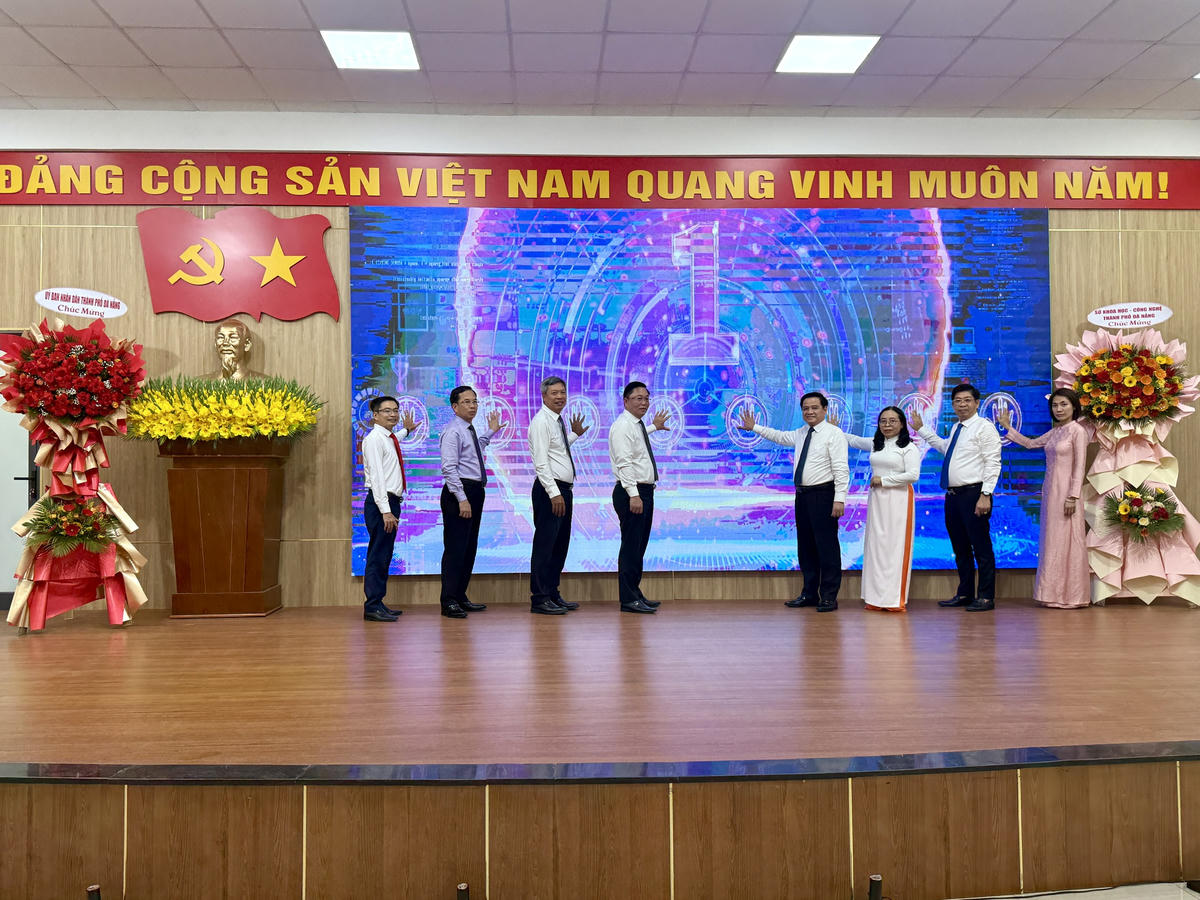 Thực hiện nghi thức vận hành Hệ thống Chính quyền số phường Hòa Cường. Ảnh: Nguyễn Tú.