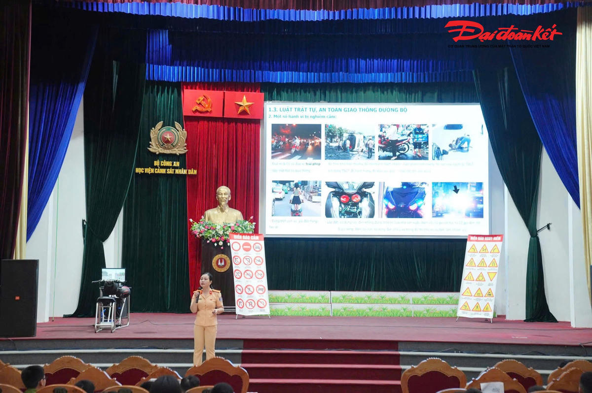 Tại buổi tuyên truyền, cán bộ Đội Tuyên truyền, điều tra giải quyết tai nạn và xử lý vi phạm giao thông thuộc Phòng CSGT Hà Nội đã truyền đạt nhiều nội dung thiết thực thông qua các câu chuyện thực tế, tình huống giao thông gần gũi với học sinh. Các em được tìm hiểu những quy định cơ bản của Luật Trật tự, an toàn giao thông đường bộ, các nguyên tắc bảo đảm an toàn khi tham gia giao thông cũng như kỹ năng tự bảo vệ bản thân trên đường.