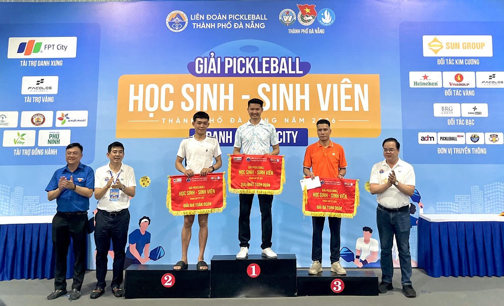 Ban tổ chức trao các giải toàn đoàn. Ảnh: Nguyễn Tú.