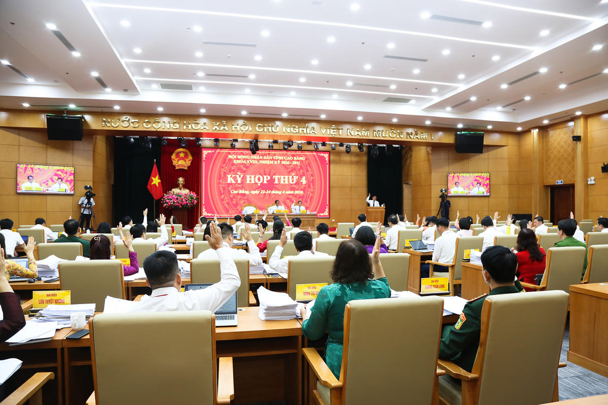 Các đại biểu HĐND tỉnh Cao Bằng tham dự kỳ họp. Ảnh: Hân Nguyễn.