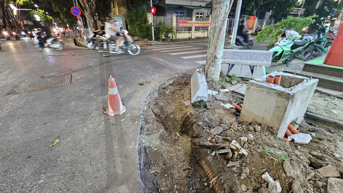 Lát đá vỉa hè ở phường Hà Đông, Hà Nội: Thi công tiềm ẩn nguy cơ mất an toàn