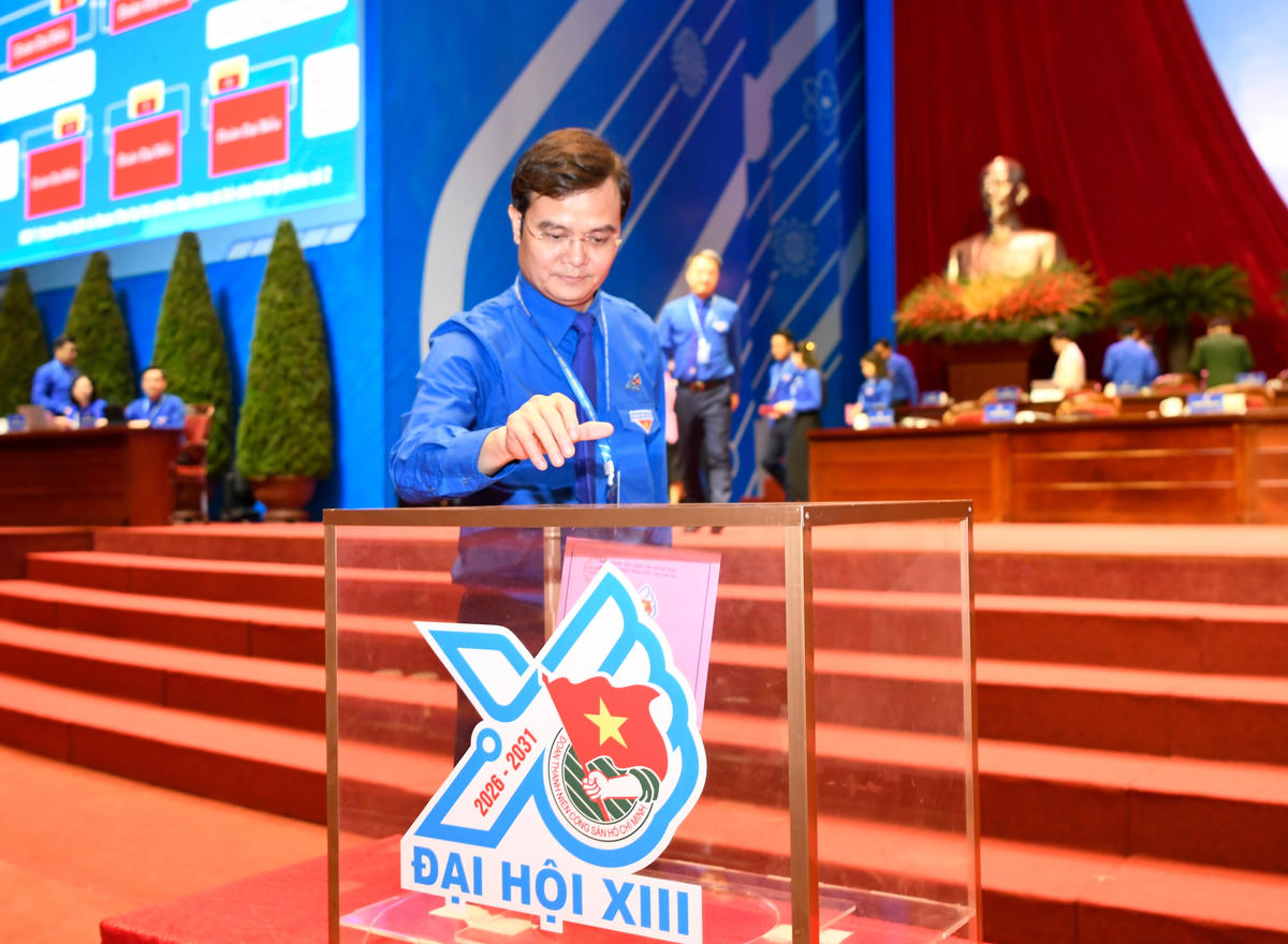 Ông Bùi Quang Huy, Ủy viên Trung ương Đảng, Phó Chủ tịch Ủy ban Trung ương MTTQ Việt Nam, Bí thư Thứ nhất Trung ương Đoàn TNCS Hồ Chí Minh bỏ phiếu bầu Ban chấp hành khóa mới. Ảnh: PV