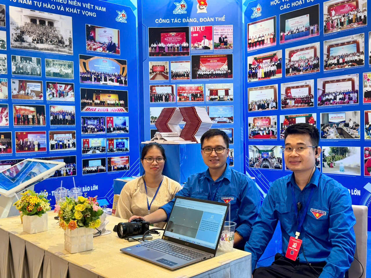 Ấn tượng “Chuyến tàu tiến vào kỷ nguyên mới” làm ý tưởng xuyên suốt, triển lãm không chỉ là một không gian trưng bày mà còn là một hành trình kể chuyện về tuổi trẻ Việt Nam qua các thời kỳ. Ảnh: PV