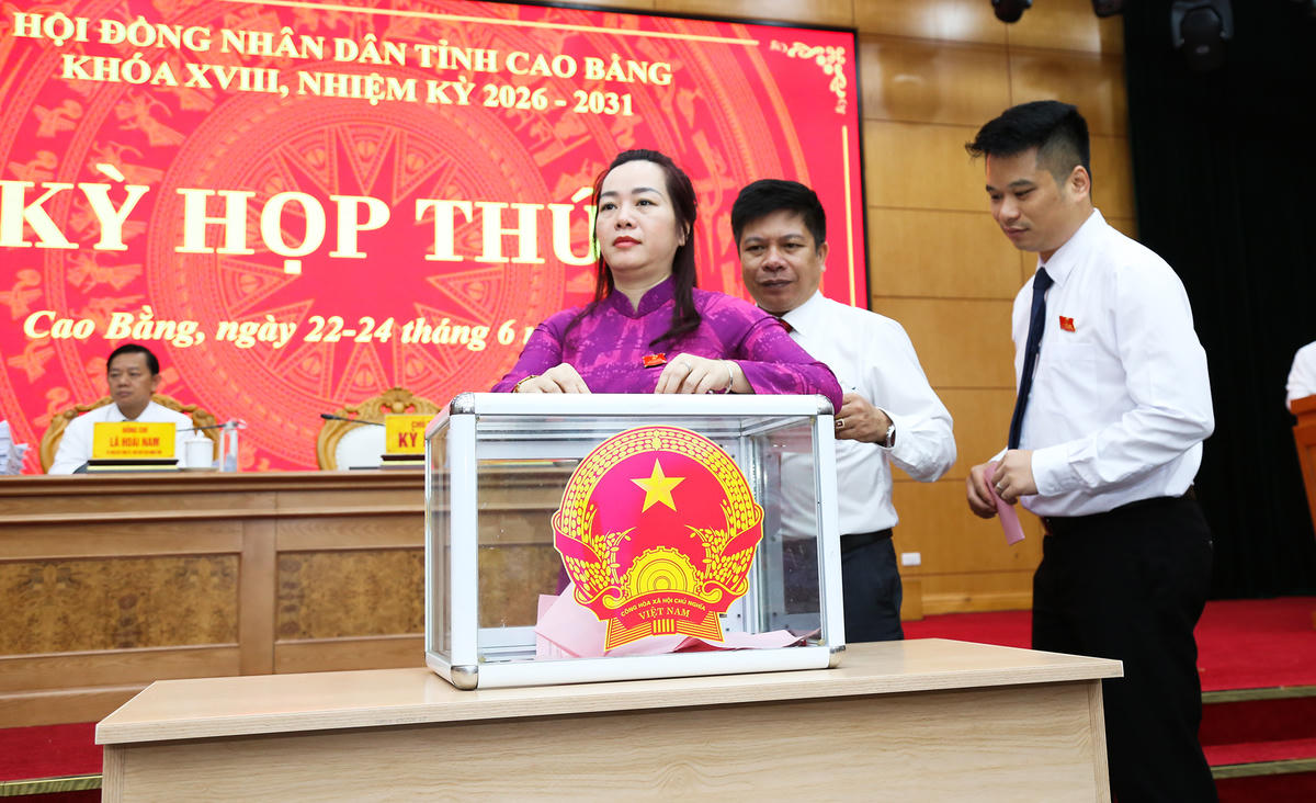 Các đại biểu HĐND tỉnh Cao Bằng bầu 3 ủy viên UBND tỉnh Cao Bằng sáng 24/6. Ảnh: Hân Nguyễn.
