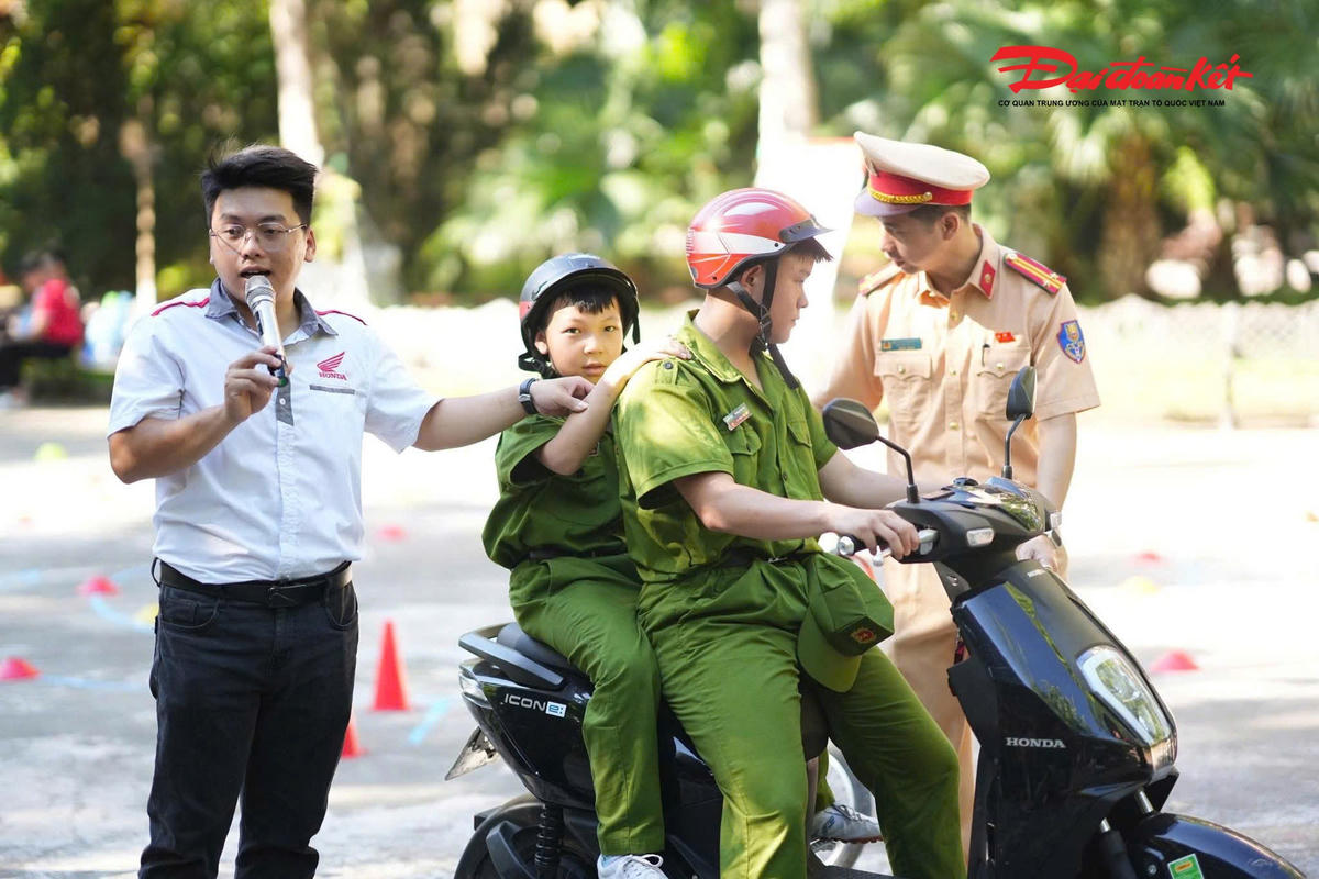 Đặc biệt, đối với các học sinh đủ 16 tuổi, Ban tổ chức đã hướng dẫn thực hành điều khiển xe máy điện an toàn. Thông qua các bài tập mô phỏng tình huống thực tế, các em được hướng dẫn kỹ năng quan sát, xử lý tình huống bất ngờ, điều khiển phương tiện đúng kỹ thuật và tuân thủ các quy định của pháp luật khi tham gia giao thông.