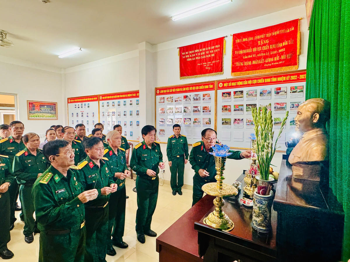 Các đại biểu dâng hương tưởng nhớ Chủ tịch Hồ Chí Minh. Ảnh: Thanh Nga.