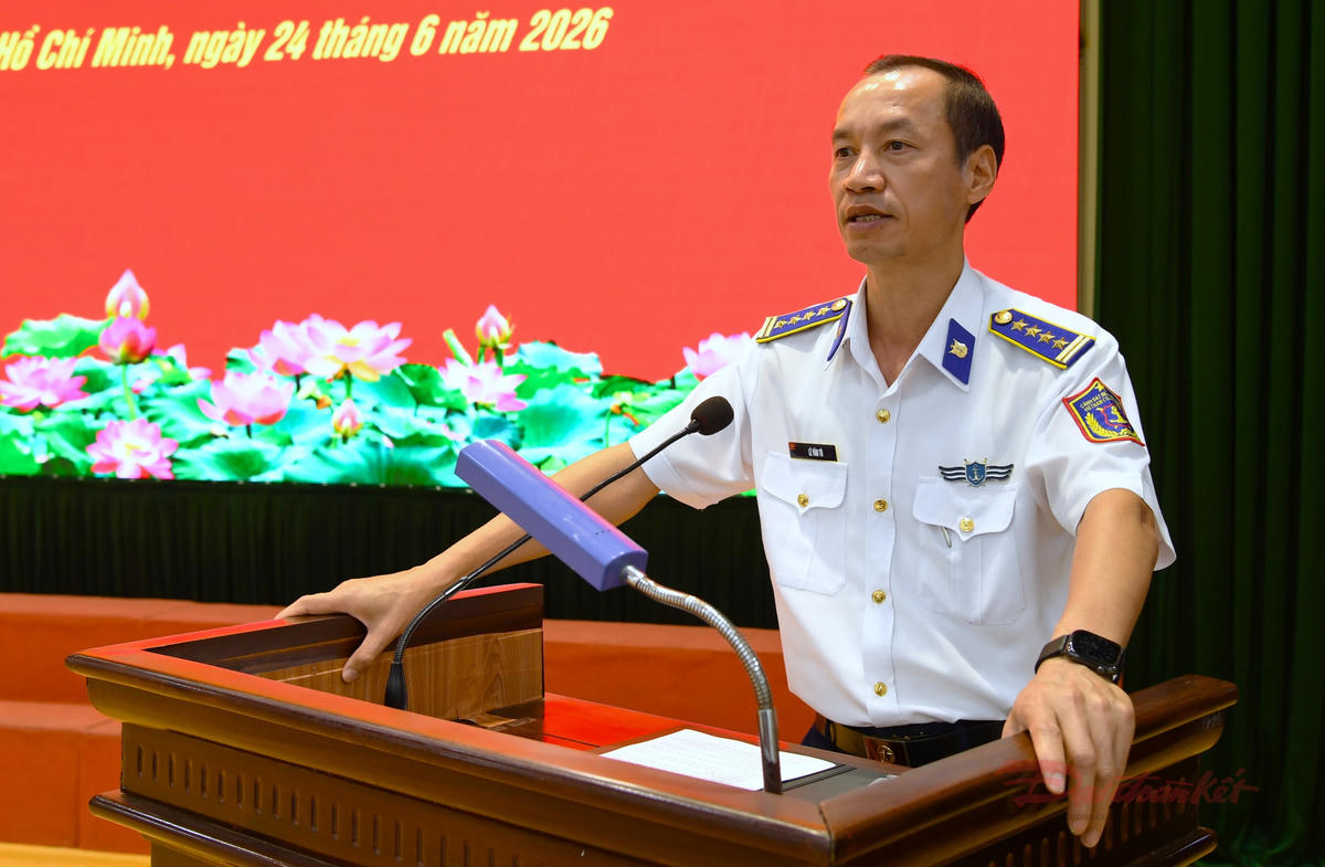 Đại tá Lê Văn Tú, Bí thư Đảng ủy, Chính ủy Vùng đề ra phương hướng, nhiệm vụ Cảnh sát biển 6 tháng cuối năm. Ảnh: Mai Huấn.