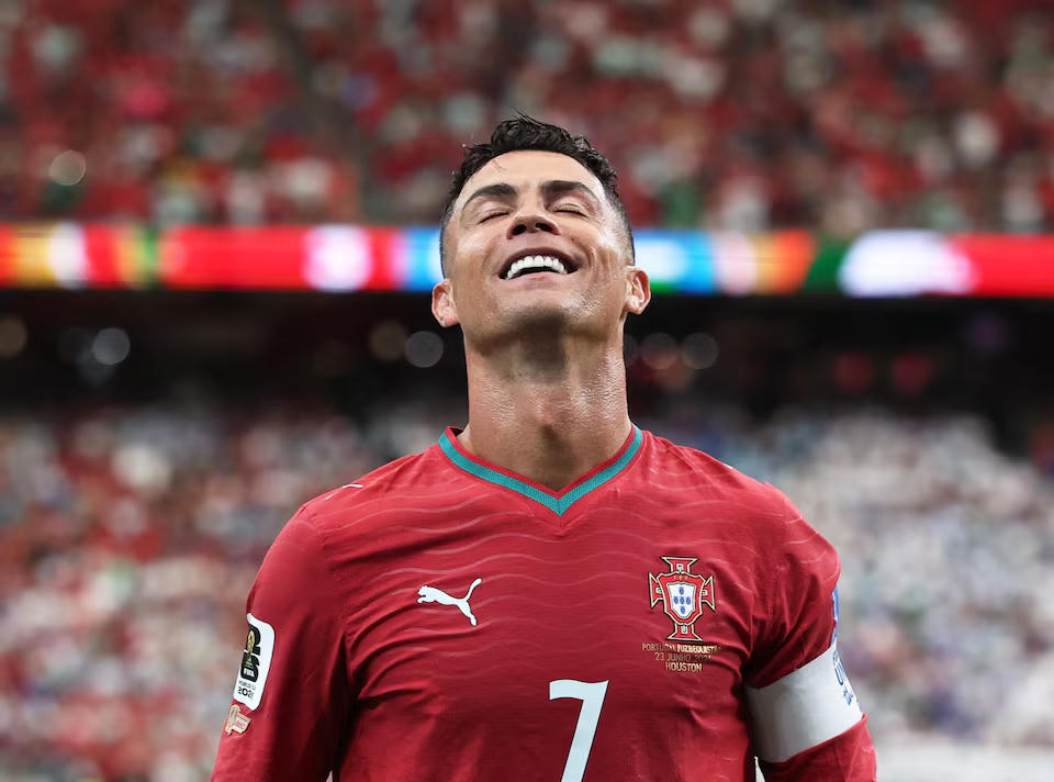 Cristiano Ronaldo ăn mừng bàn thắng thứ hai của mình trong trận đấu.