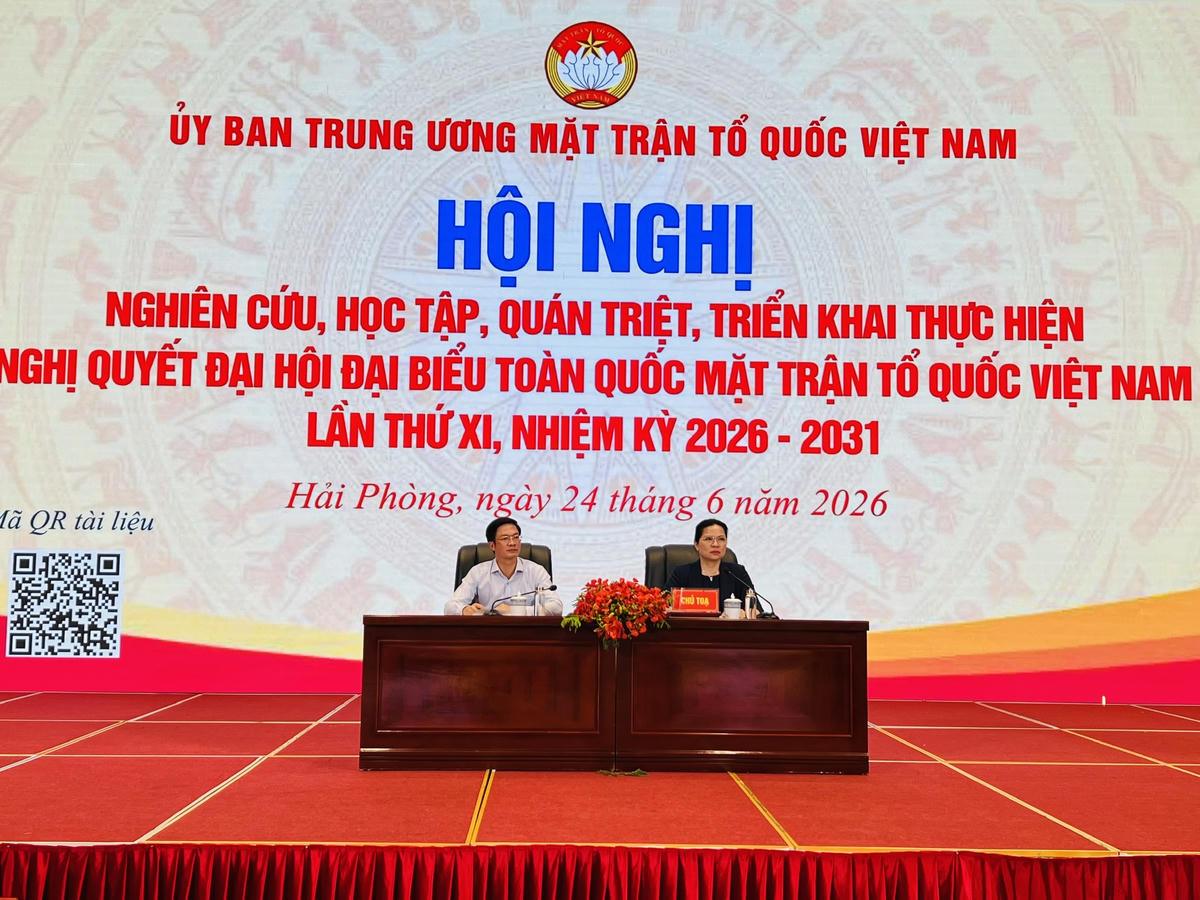 Phó Chủ tịch – Tổng Thư ký UBTƯ MTTQ Việt Nam Hà Thị Nga và Phó Bí thư Thành uỷ, Chủ tịch Uỷ ban MTTQ Việt Nam TP Hải Phòng Phạm Văn Lập điều hành phiên thảo luận tại hội nghị. Ảnh: PT. 