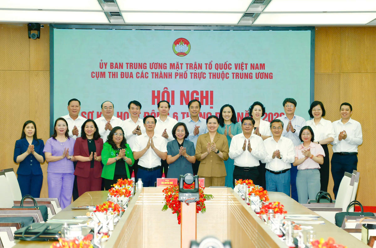 Phó Chủ tịch - Tổng Thư ký Hà Thị Nga chụp ảnh lưu niệm cùng lãnh đạo MTTQ Việt Nam các thành phố trực thuộc Trung ương. Ảnh: HP.