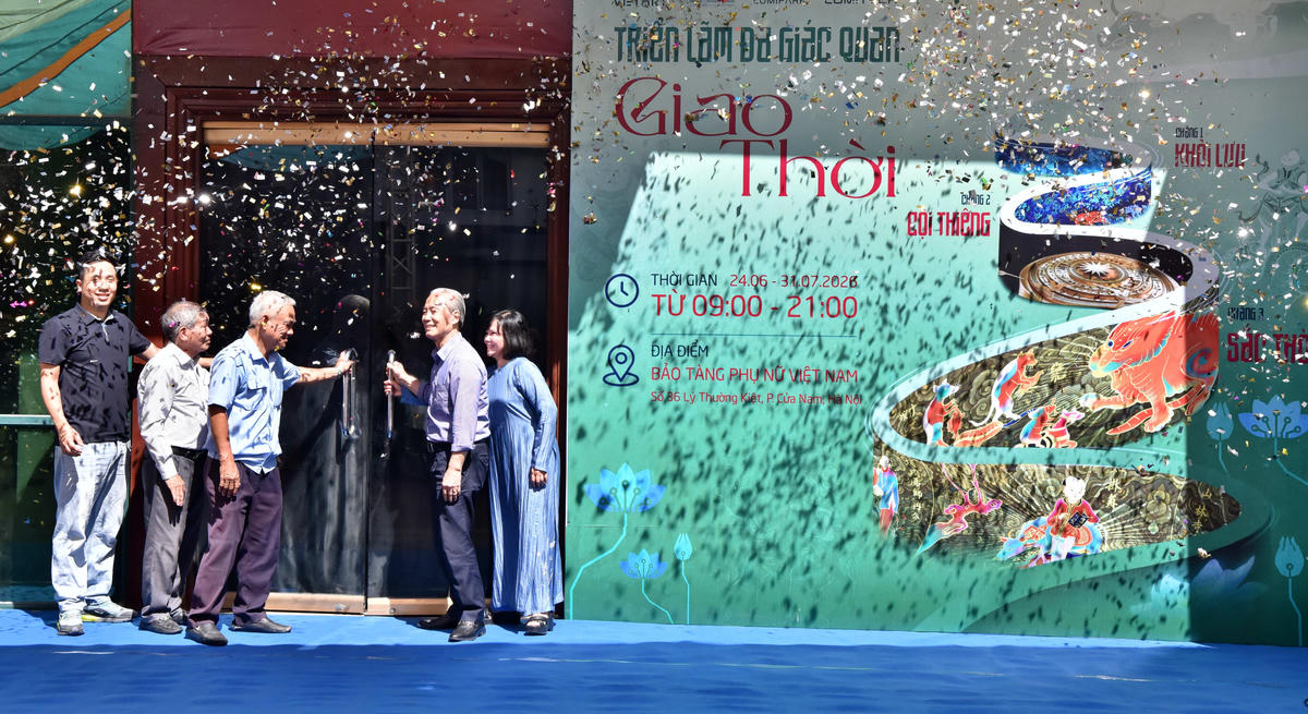 Triển lãm “Giao thời” do Bảo tàng Phụ nữ Việt Nam phối hợp cùng Vietart, Lumitech và LumiPark tổ chức. Sự kiện mở cửa đón khách tham quan hết ngày 31/7.
