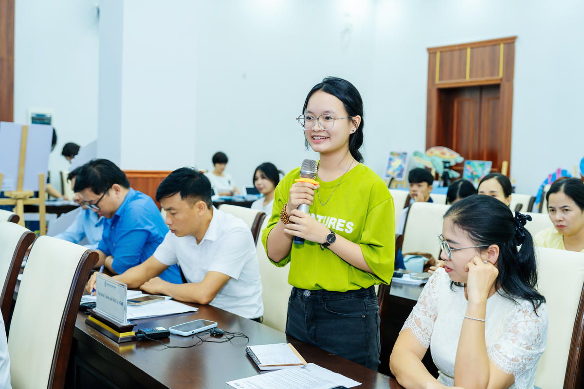 Học sinh đóng góp ý kiến tham luận tại hội thảo (ảnh BTC)