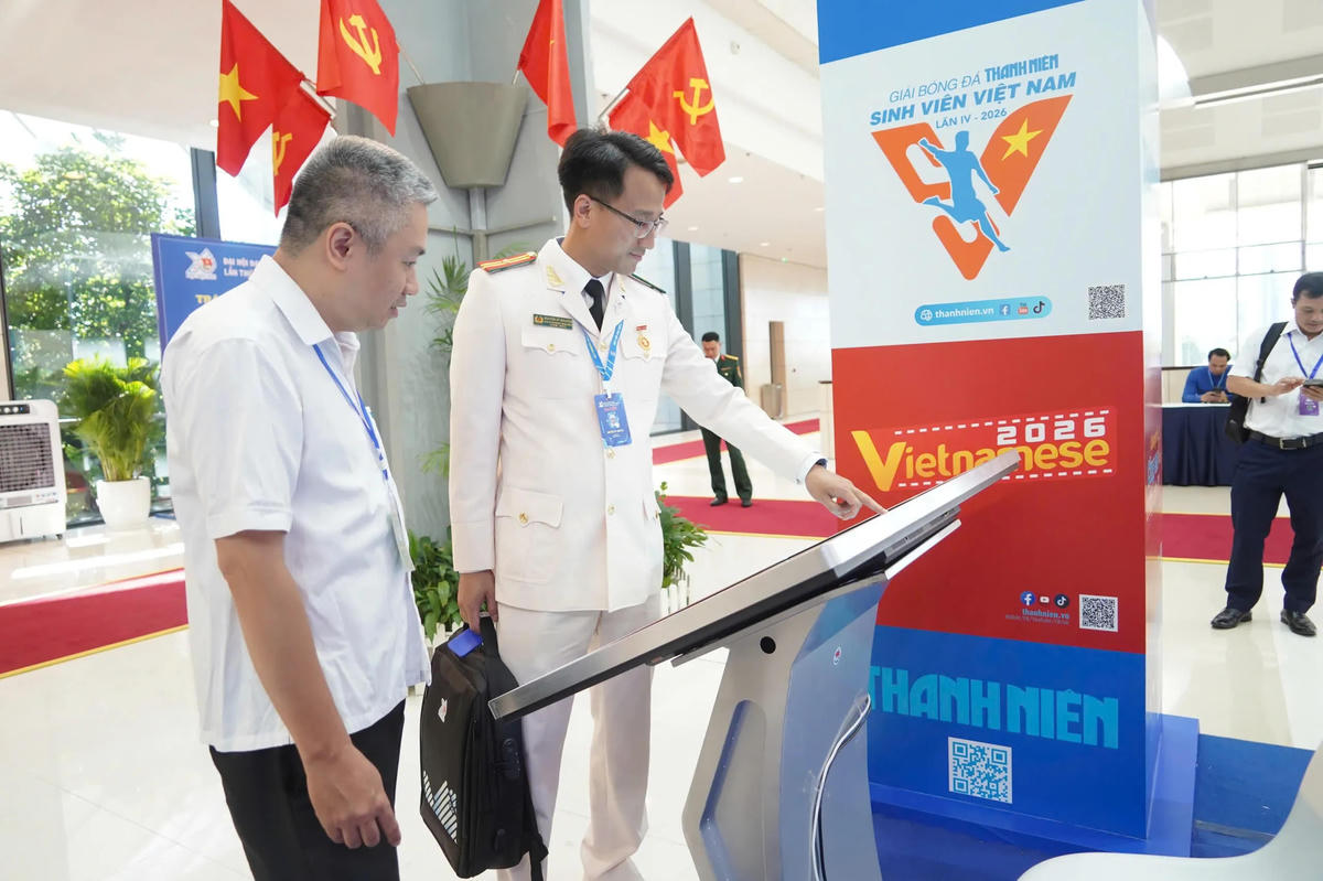 Các đại biểu trải nghiệm không gian số tại triển lãm. Ảnh: PV