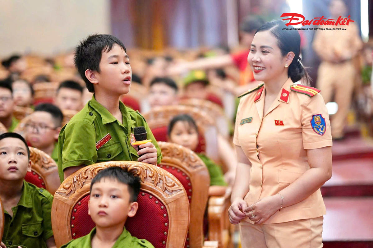 Thiếu tá Đoàn Ngọc Huyền, báo cáo viên Phòng CSGT Hà Nội, đã trực tiếp giới thiệu các quy định pháp luật liên quan đến người tham gia giao thông, đồng thời phân tích những nguy cơ tai nạn thường gặp đối với học sinh, giúp các em nâng cao nhận thức và hình thành thói quen ứng xử văn minh khi tham gia giao thông.