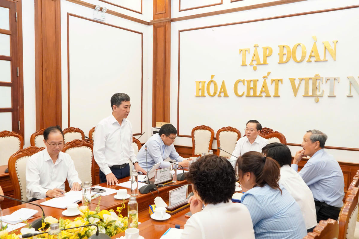 Ông Lê Hoàng Phó Tổng Giám đốc Tập đoàn Hóa chất Việt Nam phát biểu tại hội nghị