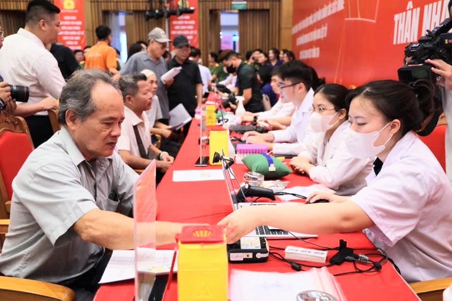 Hoạt động thu nhận mẫu sinh phẩm ADN cho thân nhân liệt sĩ chưa xác định thông tin - Ảnh: Thu Giang