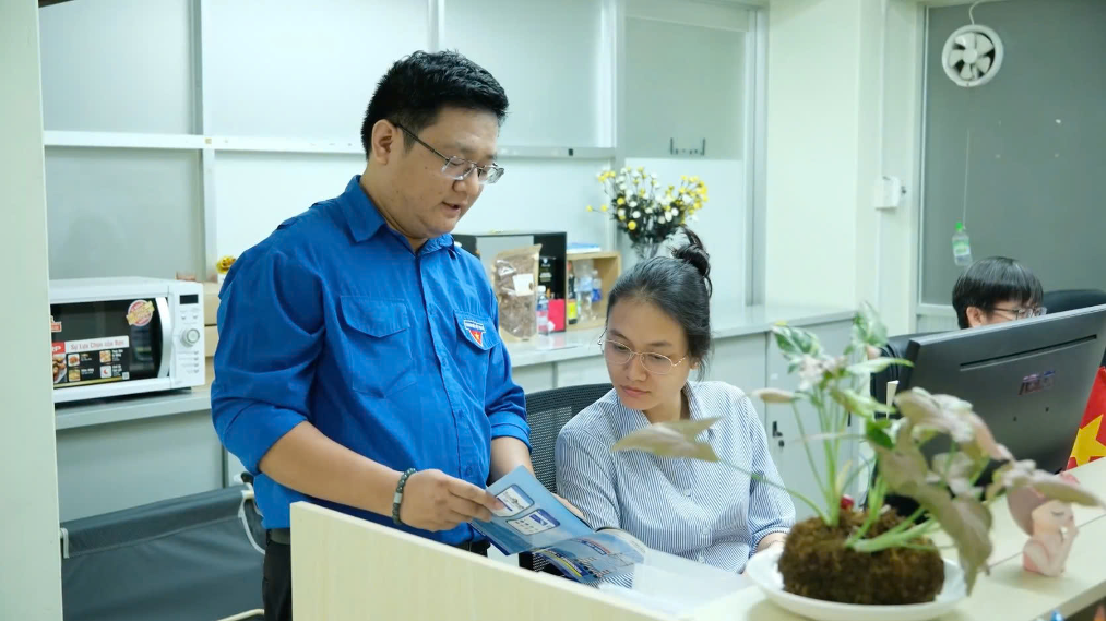 Đoàn Thanh niên EVNSPC phổ biến Sổ tay Sử dụng điện An toàn – Tiết kiệm tới CBCNV.