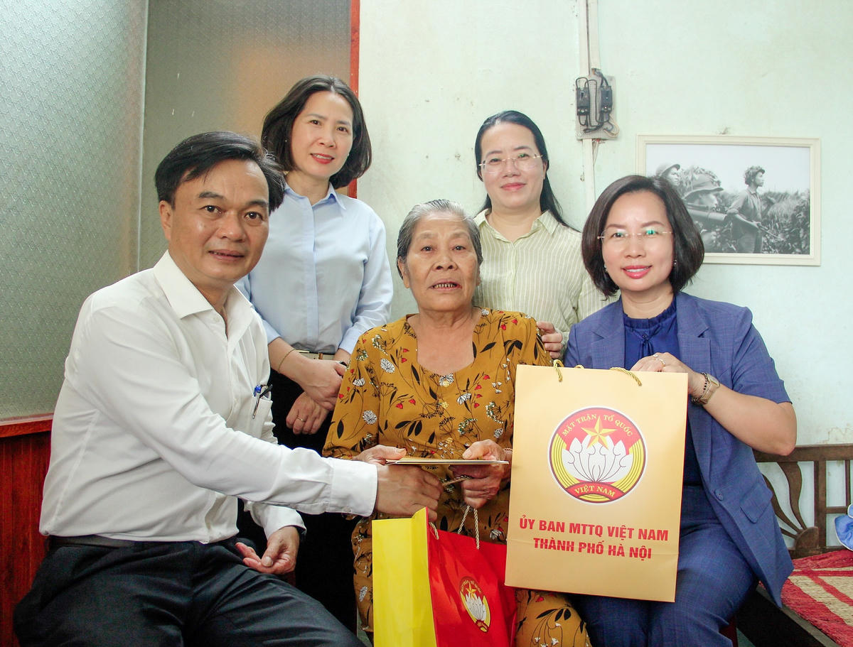 Đoàn đại biểu Mặt trận TP Hà Nội tri ân Anh hùng liệt sĩ ở Quảng Trị