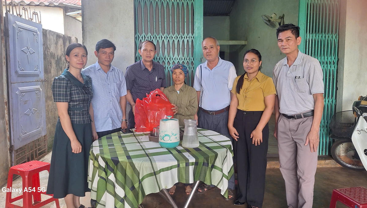 Lãnh đạo Mặt trận xã Ia Hrung thăm tặng quà cho người dân. Ảnh: ĐS.