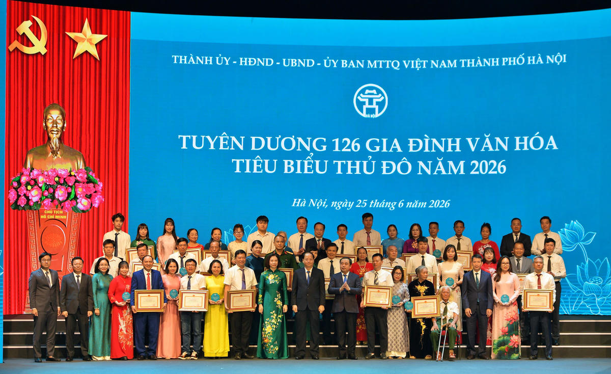 Đại biểu chụp ảnh cùng các gia đình tiêu biểu tại hội nghị.