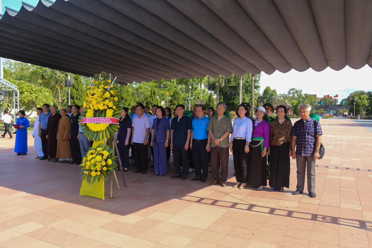 Đoàn đại biểu Mặt trận TP Hà Nội tri ân Anh hùng liệt sĩ ở Quảng Trị