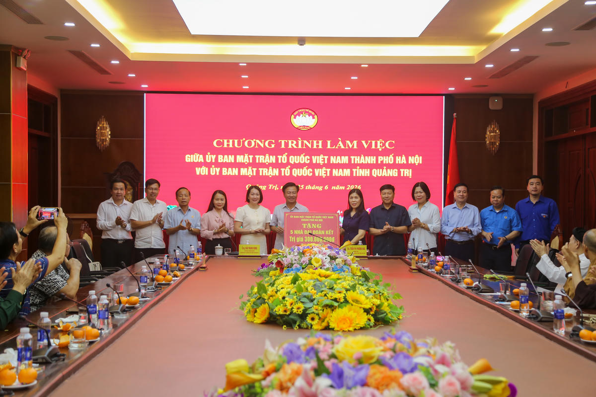 Đoàn đại biểu Mặt trận TP Hà Nội tri ân Anh hùng liệt sĩ ở Quảng Trị