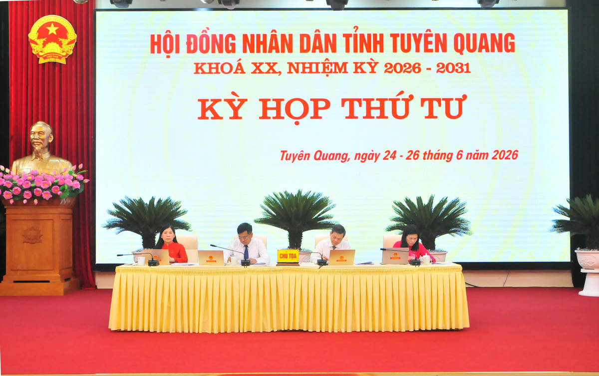 Lãnh đạo HĐND tỉnh Tuyên Quang điều hành kỳ họp. Ảnh: Xuân Trường.