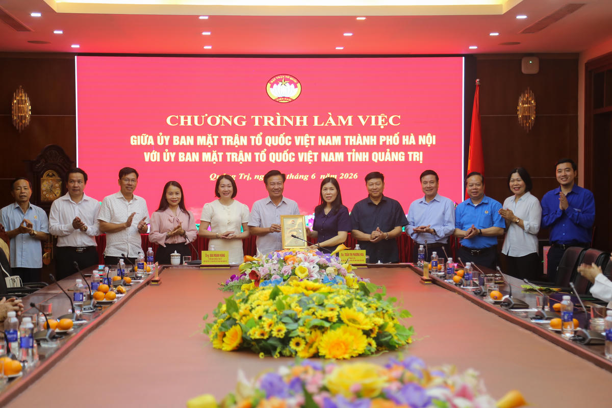 Đoàn đại biểu Mặt trận TP Hà Nội tri ân Anh hùng liệt sĩ ở Quảng Trị