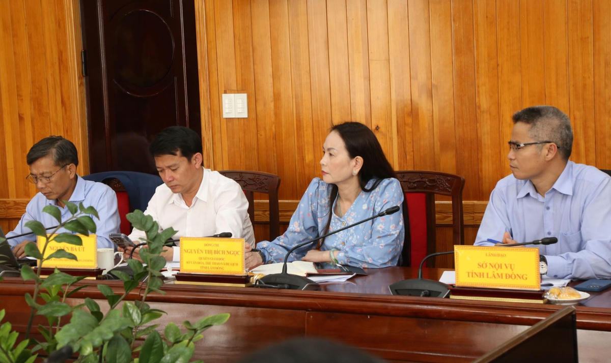 Các sở, ngành tham dự cuộc họp.