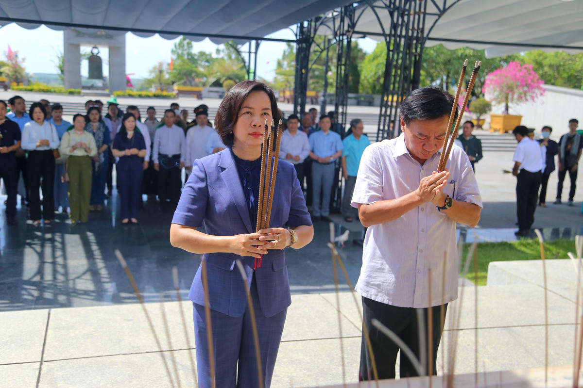 Đoàn đại biểu Mặt trận TP Hà Nội tri ân Anh hùng liệt sĩ ở Quảng Trị
