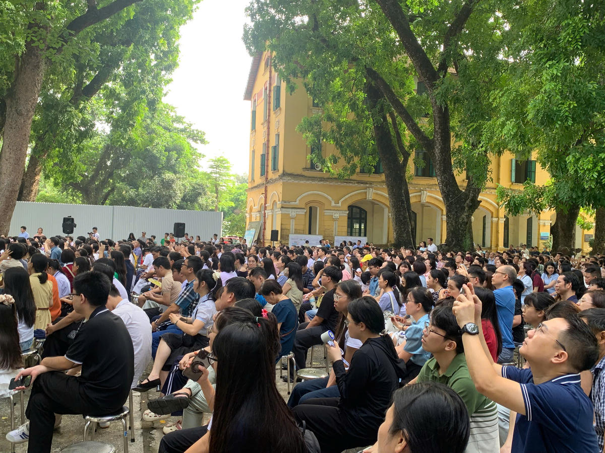 Phụ huynh tìm hiểu quy trình nhập học lớp 10 THPT năm học 2026-2027. Ảnh minh họa: L.Nhi.