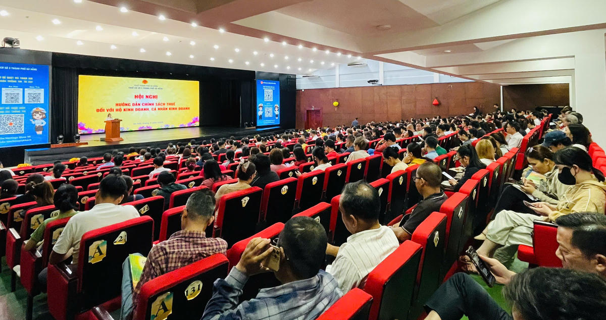 Thuế cơ sở 3 TP Đà Nẵng tuyên truyền cho người nộp thuế. Ảnh: Minh Chân.