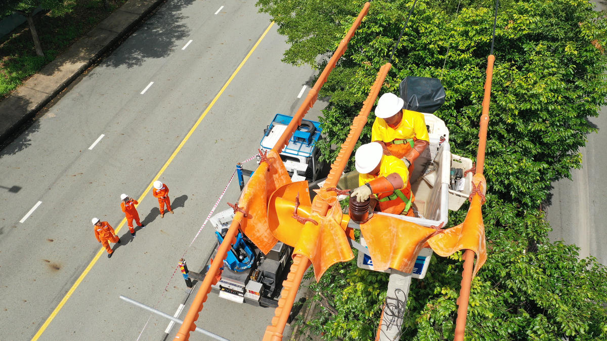 EVNSPC đã chủ động bám sát tình hình, chỉ đạo các đơn vị thành viên triển khai hàng loạt giải pháp đồng bộ từ quản lý vận hành, bảo dưỡng đến sửa chữa lưới điện…