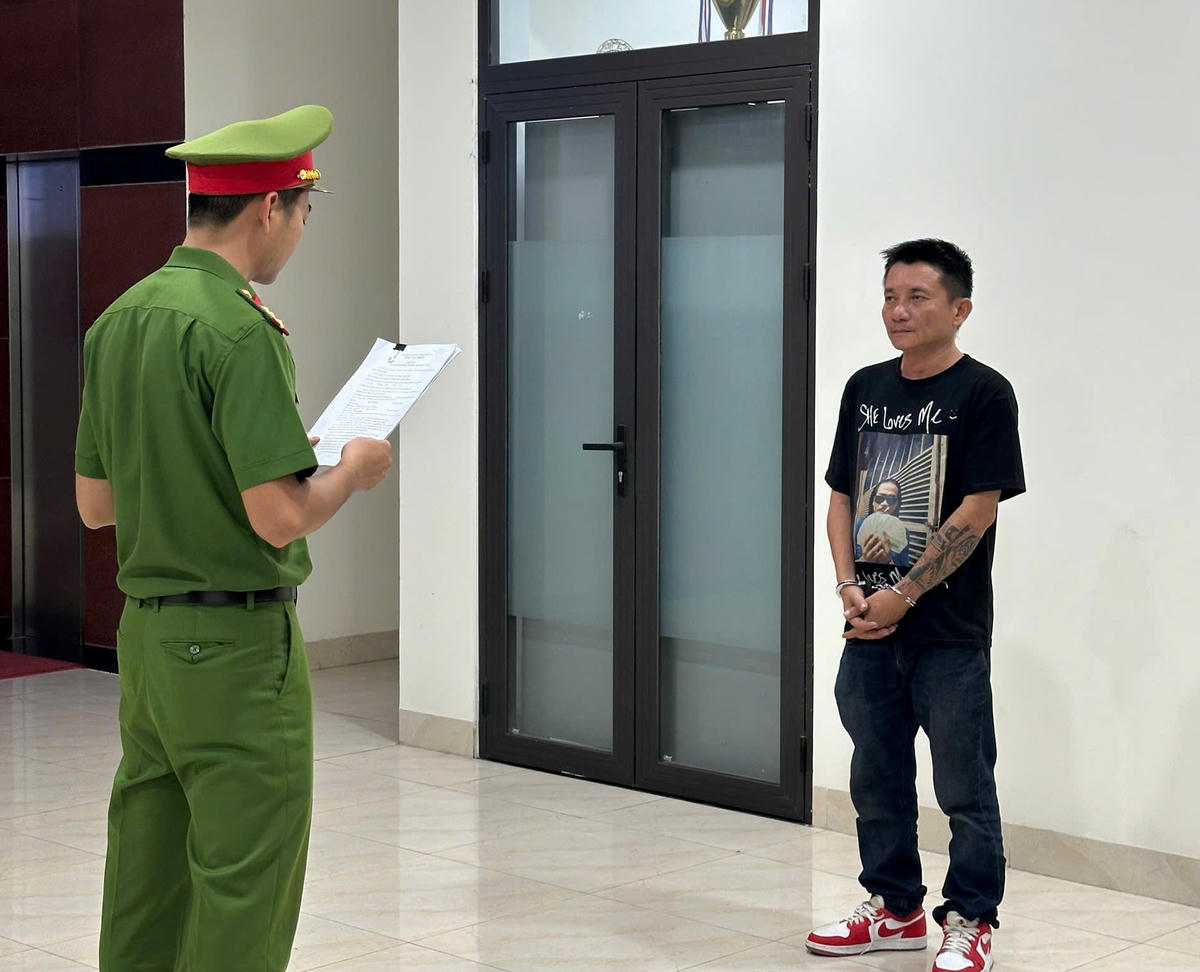 Lực lượng Công an đọc quyết định bắt đối tượng Phan Minh Trí. Ảnh: CA Đà Nẵng.