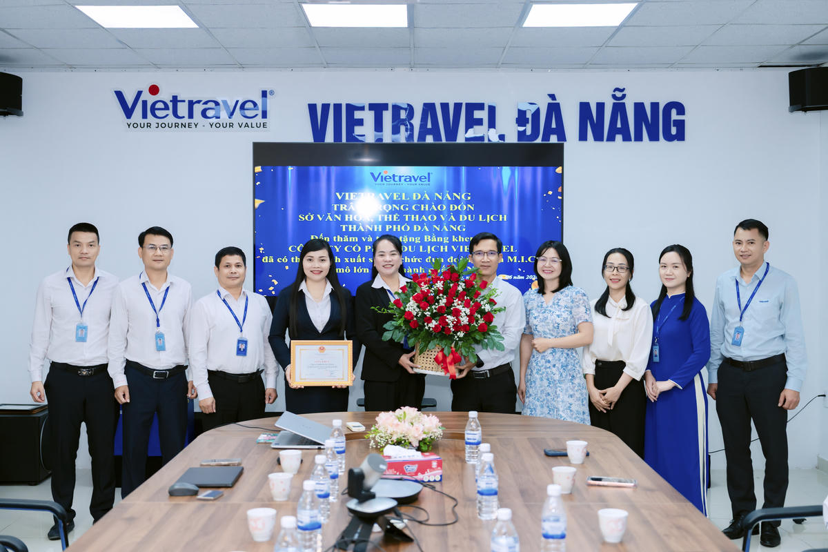 Sở Văn hóa, Thể thao và Du lịch trao giấy khen cho Vietravel về công tác đón khách M.I.C.E. Ảnh: Nguyễn Tú.