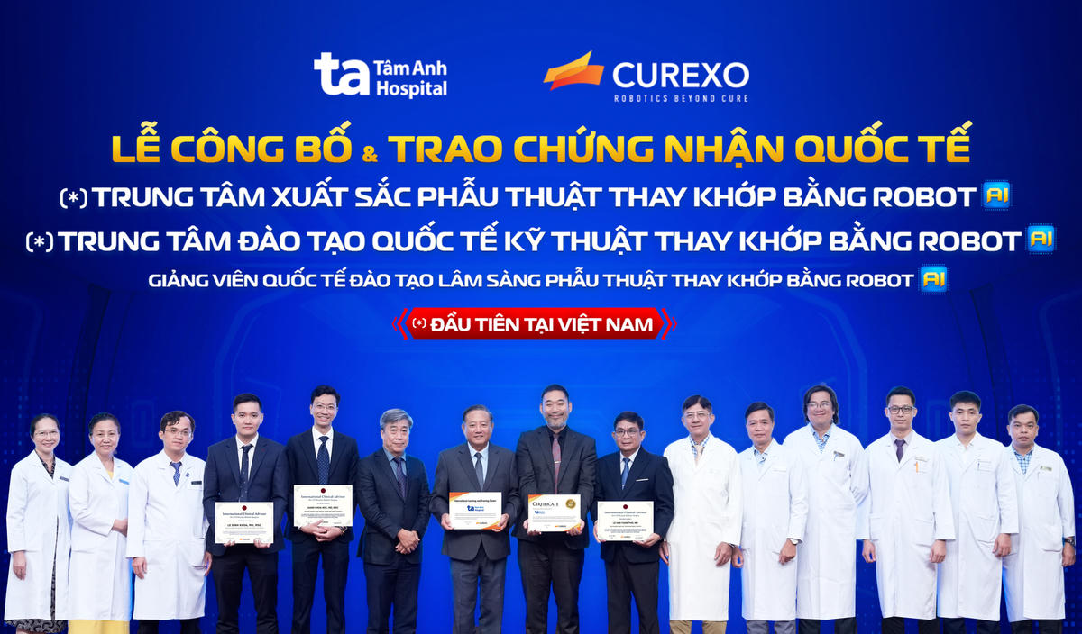 Buổi lễ trao 3 chứng nhận quốc tế xuất sắc đầu tiên tại Việt Nam về phẫu thuật thay khớp bằng robot AI CUVIS-Joint cho Bệnh viện Tâm Anh. Ảnh: Bệnh viện Đa khoa Tâm Anh