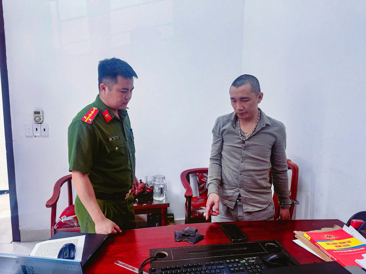 Đỗ Hải Sơn và số tang vật bị thu giữ. Ảnh: CATH