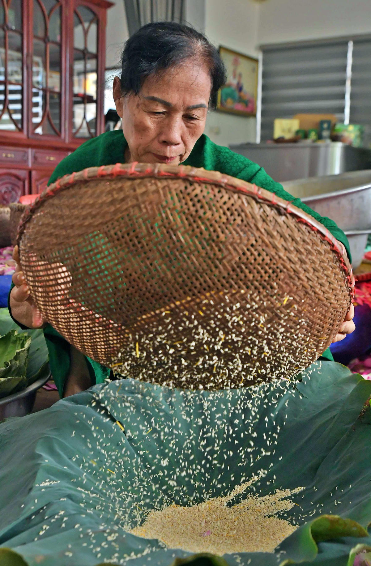 Những hạt gạo sen được tách, sàng và ướp trà bằng sự tỉ mỉ, khéo léo của người nghệ nhân để tạo nên hương vị đặc trưng không thể trộn lẫn.