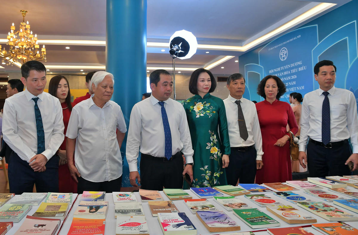 Các đại biểu tham quan không gian trưng bày sách, báo, tài liệu về gia đình và phát triển văn hóa đọc trong gia đình.